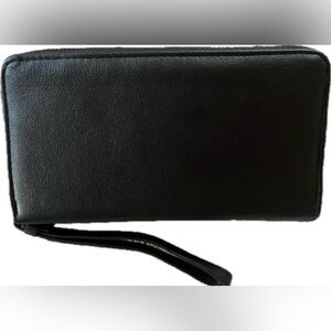 No Boundaries wallet/wristlet. New with tags. Plenty of space for your needs.